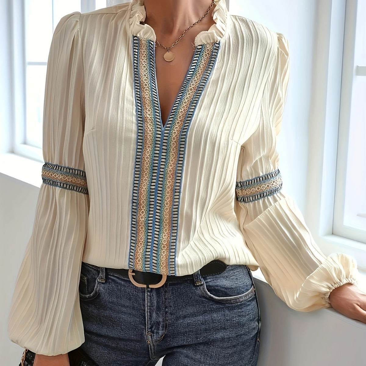 Chemise unie en dentelle avec col en V