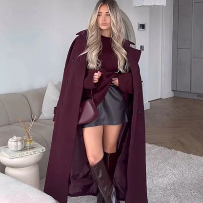 manteau bordeaux – manches longues et fermeture à un seul bouton.